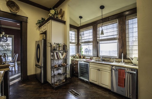 Athens House | Luxurious Estate at Tara Vineyard and Winery, with accompanying Pool and Hot-tub