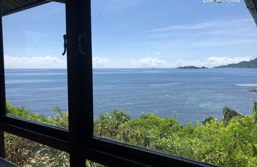 Cerf Island Villa | Luxurious, family Villa on the seafront with spectacular seaviews of paradise!