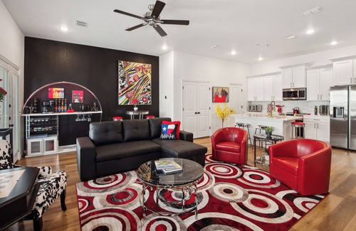 Arlington House | Luxurious Getaway w/Premium Amenities! Condo w Rooftop Retreat, private garage & gated entry