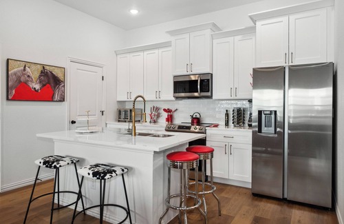 Arlington House | Luxurious Getaway w/Premium Amenities! Condo w Rooftop Retreat, private garage & gated entry
