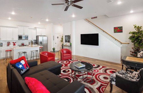 Arlington House | Luxurious Getaway w/Premium Amenities! Condo w Rooftop Retreat, private garage & gated entry