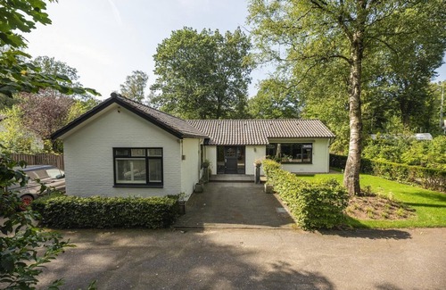 Lieren House | Luxurious group accommodation with stylish decor, modern amenities, six bedrooms, spacious kitchen, and garden, ideal for a relaxing stay.