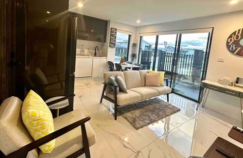 Denman Prospect House | Luxurious Home with Private Entrance & Patio + EV Charger