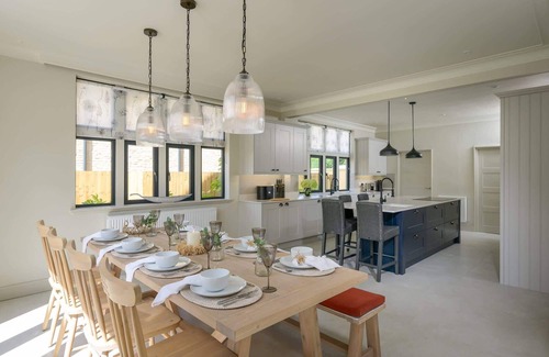 Cheltenham House | Luxurious Home in Cheltenham, Private Parking