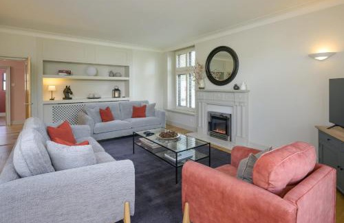 Cheltenham House | Luxurious Home in Cheltenham Private Parking