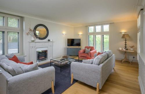 Cheltenham House | Luxurious Home in Cheltenham Private Parking