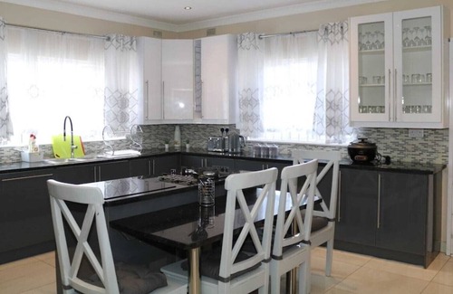 Mount Hampden House | Luxurious home with pool, WIFI, b/hole & power backup