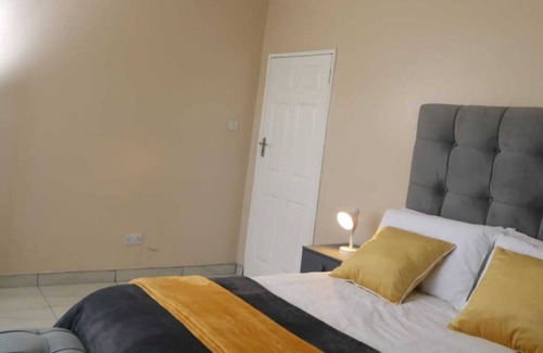 Mount Hampden House | Luxurious home with pool, WIFI, b/hole & power backup