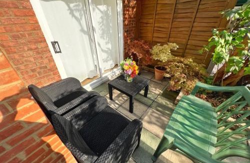 East Ham South House | Luxurious House near Excel- Air Conditioning, 9 Beds, 2 Baths, Garden, fast WiFi