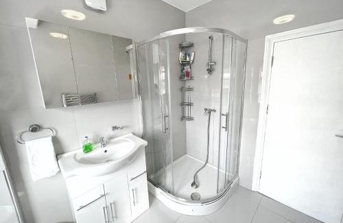 East Ham South House | Luxurious House near Excel- Air Conditioning, 9 Beds, 2 Baths, Garden, fast WiFi