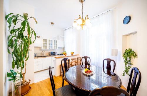 Josefov Apartment | Luxurious Kafka family apt in Old Town