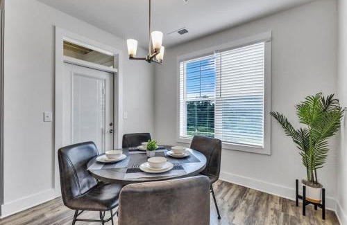 Hayes Apartment | Luxurious King 2BR Suite Mins to Downtown Durham!