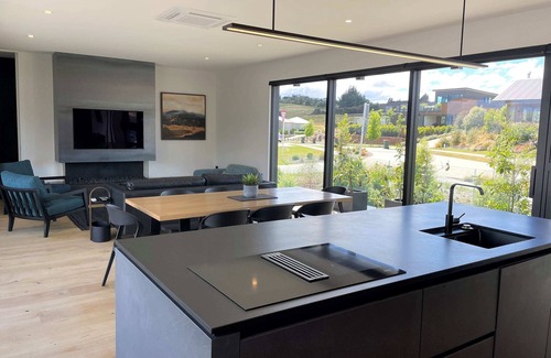Wanaka House | Luxurious Lake and Alpine Views