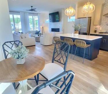 Winchester House | Luxurious Lake Getaway