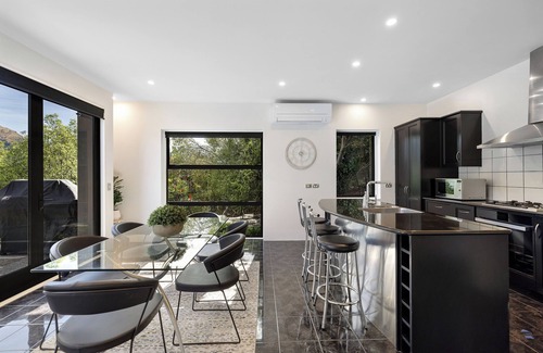 Kelvin Heights House | Luxurious Lake View Escape - 3 Bedroom Home!