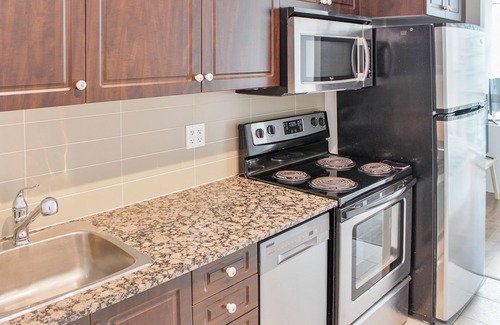 Fort York Condo | Luxurious Lakeside Suite Near CN Tower – C$69/night