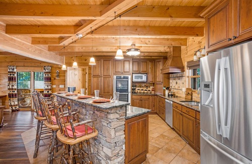 Wilkesboro Cabin | Luxurious Log Cabin on Kerr Scott Lake