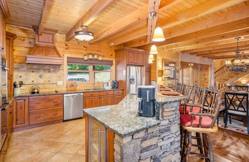 Wilkesboro Cabin | Luxurious Log Cabin on Kerr Scott Lake