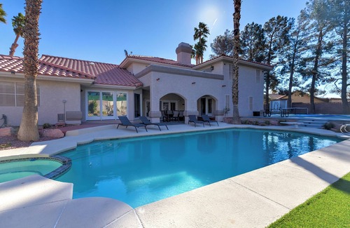 Spring Valley House | Luxurious Mansion Private Pickleball Court, Arcade, & Pool Fits 24 People Max!