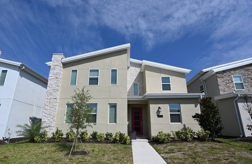 Kissimmee House | Luxurious Modern 9 Bed Pool Home w/2 Masters, 8 Kings Amazing Games Rm Lake View. Nr Theme Parks