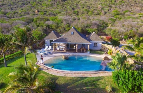 Grand Fond House | Luxurious Nature Lovers THE ROCK IN THE WATER!