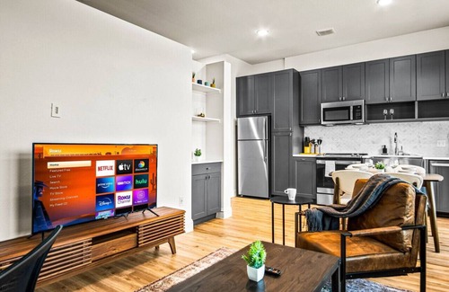 West Oak Hill Apartment | Luxurious New Unit|1Bd1Ba|Pool, Golf Sim