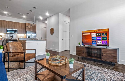 West Oak Hill Apartment | Luxurious New Unit|1Bd1Ba|Pool, Golf Sim