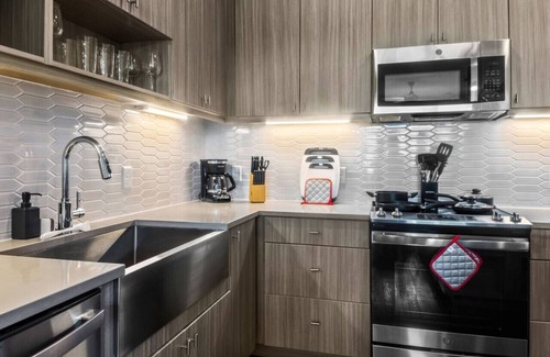 West Oak Hill Apartment | Luxurious New Unit|1Bd1Ba|Pool, Golf Sim 10