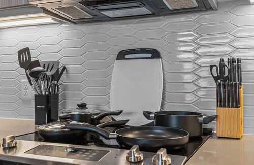 West Oak Hill Apartment | Luxurious New Unit|1Bd1Ba|Pool, Golf Sim