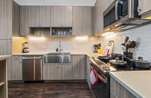 West Oak Hill Apartment | Luxurious New Unit|1Bd1Ba|Pool, Golf Sim