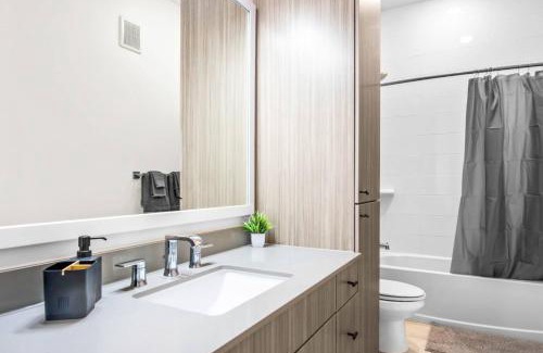 West Oak Hill Apartment | Luxurious New Unit 1Bd1Ba Pool, Golf Sim