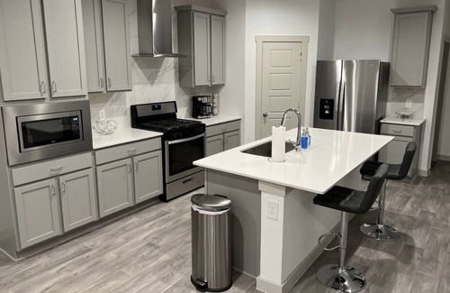 Southeast Houston House | Luxurious Newly Built Home Near The Medical Center