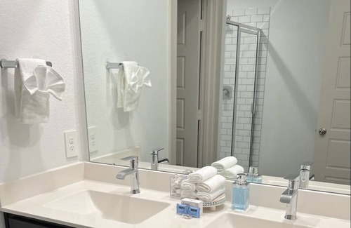 Southeast Houston House | Luxurious Newly Built Home Near The Medical Center