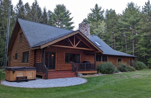 Pembine Cabin | Luxurious Northwoods Log Lake house with over 500ft of lake frontage on 15 acres