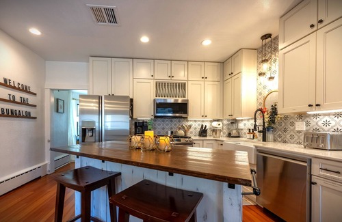 Littleton House | Luxurious Oasis Retreat w King Beds, Theater, & Hot Tub in the Heart of Old Town