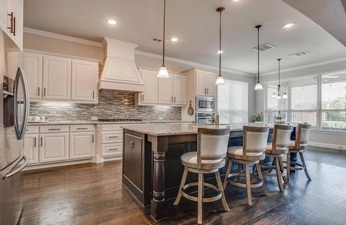 Coppell Villa | Luxurious Oasis with Pool/Spa 8 mins from Airport