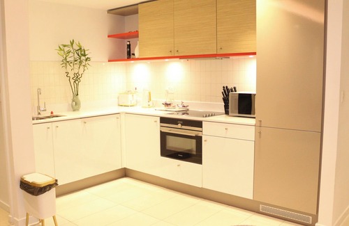 Docklands Apartment | Luxurious one bedroom apartment in London with WiFi and free parking