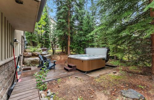 Peak 8 House | Luxurious Peak 8 Lodge 4BDR Near Slopes with Private Hot Tub