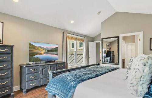 Peak 8 House | Luxurious Peak 8 Lodge 4BDR Near Slopes with Private Hot Tub