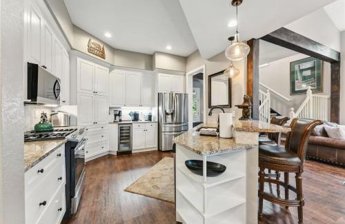 Peak 8 House | Luxurious Peak 8 Lodge 4BDR Near Slopes with Private Hot Tub