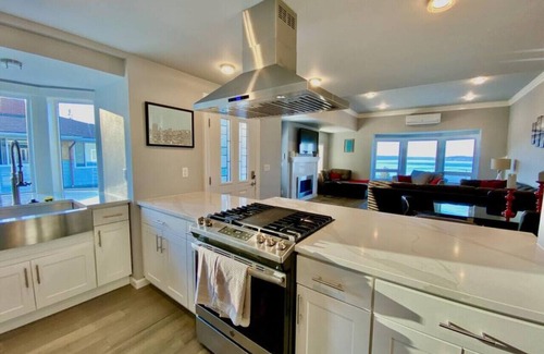 North End Condo | Luxurious Penthouse with Bay View in Old Town Tacoma