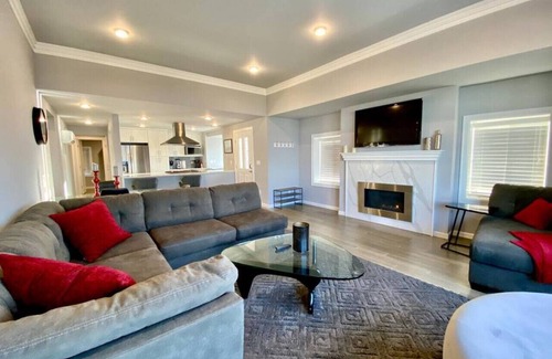 North End Condo | Luxurious Penthouse with Bay View in Old Town Tacoma