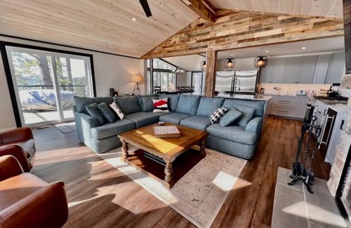 Wollaston Cottage | Luxurious pet friendly 4-bedroom cottage in Coe Hill with year round hot tub