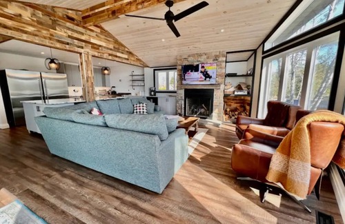 Wollaston Cottage | Luxurious pet friendly 4-bedroom cottage in Coe Hill with year round hot tub