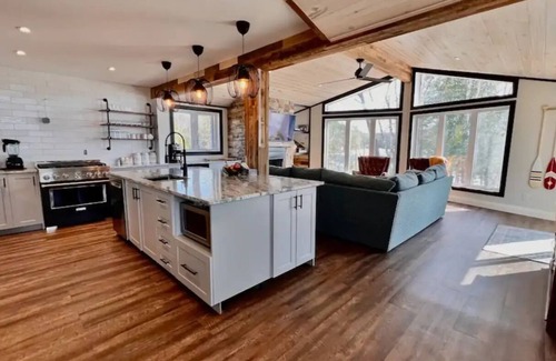Wollaston Cottage | Luxurious pet friendly 4-bedroom cottage in Coe Hill with year round hot tub