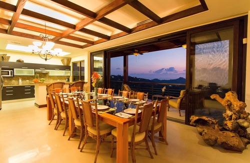 Valle Pura Vida Villa | Luxurious, Private Chef, Mesmerizing views, lots of WILDLIFE