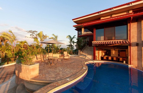 Valle Pura Vida Villa | Luxurious, Private Chef, Mesmerizing views, lots of WILDLIFE