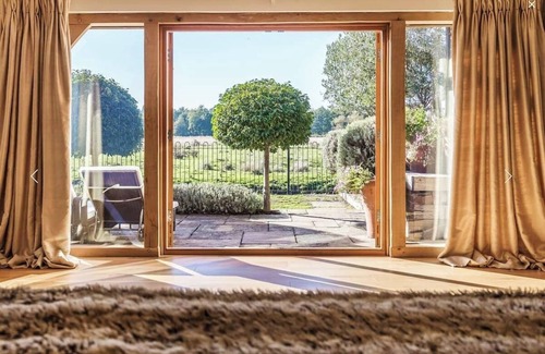 Woking House | Luxurious private, river frontage, boats & hotub