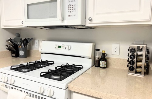 Ballston Apartment | Luxurious Retreat close to DC 3 Beds
