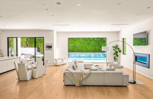 Mid City Villa | Luxurious Retreat - Modern House with Pool